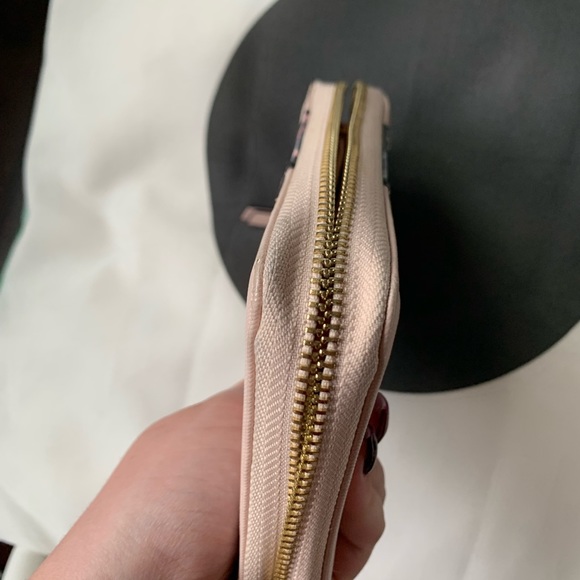 Guess purse 💕 - Picture 7 of 10